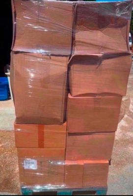 des cartons empilés les uns sur les autres sur une palette