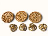 quatre paires de boutons en métal doré et une paire de boutons en métal doré
