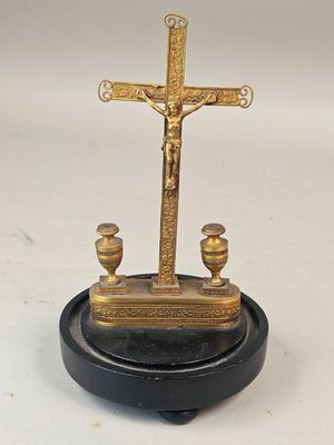 Crucifix en bronze doré encadré de deux vases balustres; rep…