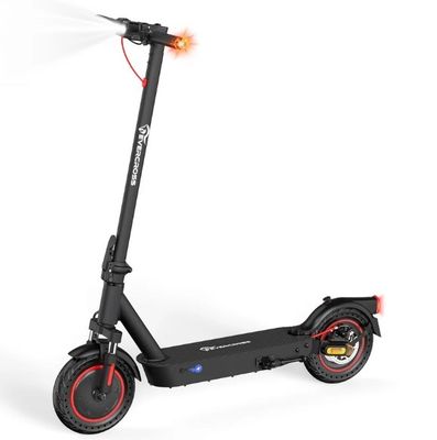 une image représentant un scooter avec une roue rouge sur fond blanc