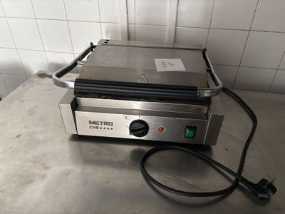 une photo d'un grille-pain posé sur un plan de travail