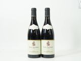 deux bouteilles de vin rouge posées sur une table blanche