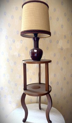 une table surmontée d'une lampe dans une pièce