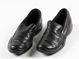 mocassins sans lacets en cuir noir pour homme sur fond blanc