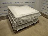 une pile de matelas posée sur une palette dans une pièce