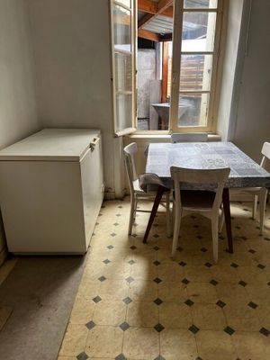 une table et des chaises dans une petite pièce dotée d'une fenêtre