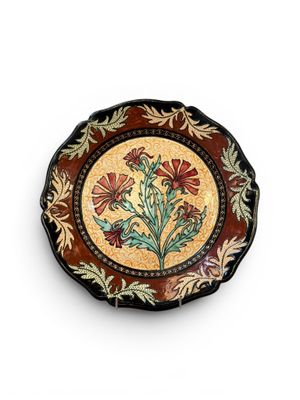 l'image d'une assiette décorative ornée de fleurs