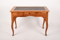 Bureau en bois naturel mouluré ouvrant par trois tiroirs en …