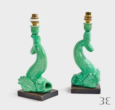 paire de bougeoirs « sirène » verts sur socles en bois