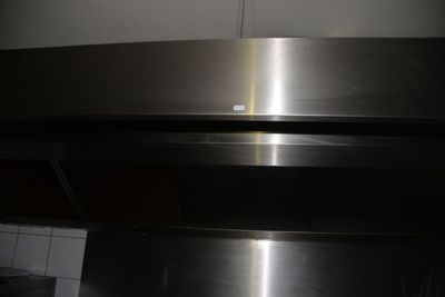 un gros plan d'un four en acier inoxydable, la porte ouverte