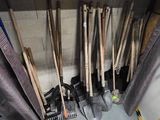 un grand nombre d'outils qui restent sur une étagère
