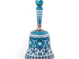 une cloche bleue et blanche posée sur une surface blanche