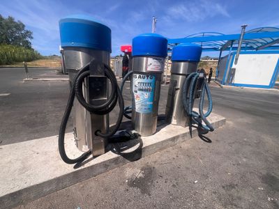 deux bornes de recharge électriques au bord de la route