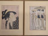 deux reproductions encadrées représentant des femmes avec des parapluies dans une pièce