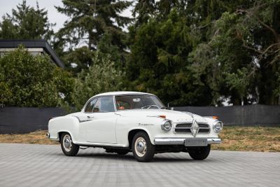 une voiture blanche garée dans la rue