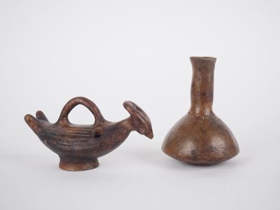 deux vases bruns posés l'un à côté de l'autre sur une surface blanche