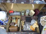 une valise ouverte contenant de nombreux objets