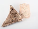 deux pièces de poterie posées sur une surface blanche