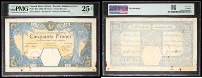 Trois types de monnaies différents sont exposés dans une vitrine