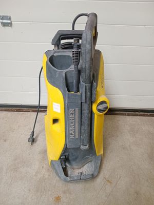 un gros plan d'un aspirateur jaune et noir dans un garage