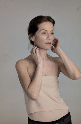 une femme qui parle au téléphone portable