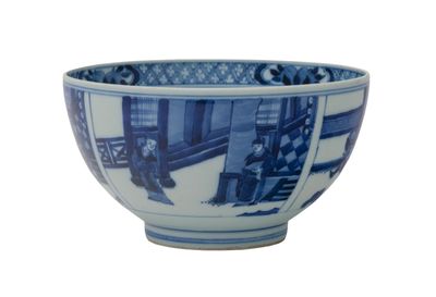 un bol bleu et blanc sur lequel est représentée une femme à une fenêtre