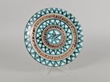 une assiette bleue et blanche avec un motif circulaire