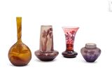 cinq vases en verre de couleurs différentes posés sur une surface blanche