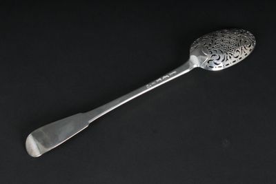 Cuiller à olives en argent, modèle uniplat. Le cuilleron est… - Photo 1