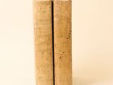 une paire de serre-livres en liège sur fond blanc