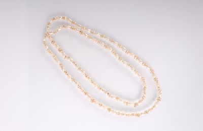 Sautoir de perles d'eau douce baroque.