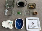 divers objets posés par terre les uns à côté des autres