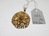 une photo d'un collier plaqué or auquel est accrochée une étiquette