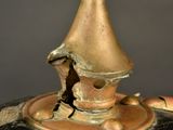 a lizard that is sitting on top of a vase