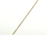 un collier à chaîne en or orné de perles sur fond blanc