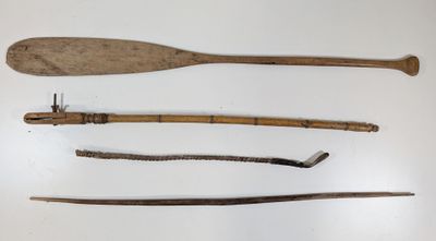 4 éléments en bois, dont une rame de Kayak (L.