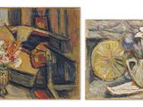 deux tableaux représentant des vases et des fleurs posés sur une table dans une pièce