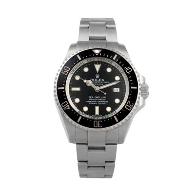 gros plan d'une montre sur fond blanc