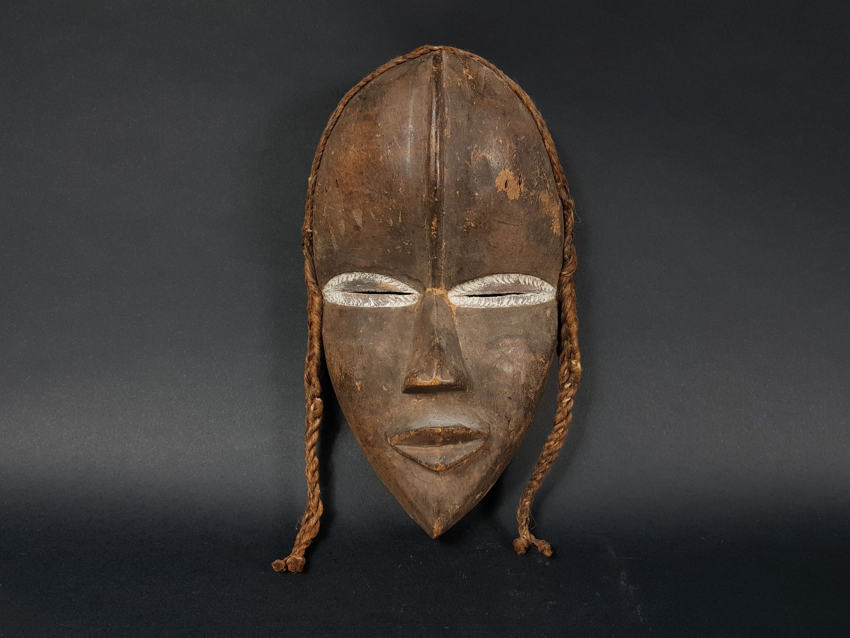 Masque Dan, Liberia Bois et raphia, les yeux cernés de kaolin H. 24 cm