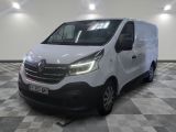 la camionnette blanche est garée sur le sol en damier d'une pièce