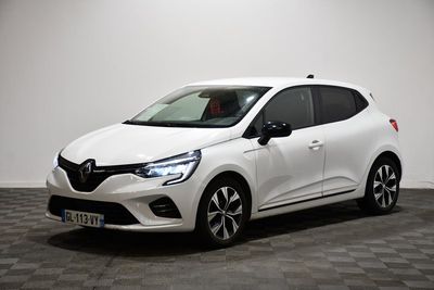 une voiture blanche est garée dans une pièce au sol à carreaux