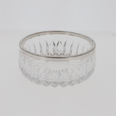 COUPE CREUSE En cristal godronné bordé d’argent.
