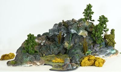 une statue représentant une montagne surmontée d'arbres