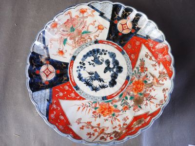 une assiette ornée d'un motif posée sur une table