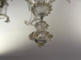un lustre en verre suspendu au plafond
