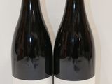 deux bouteilles de vin posées l'une à côté de l'autre sur une table