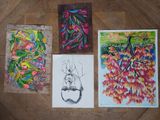 quatre tableaux de couleurs différentes posés les uns à côté des autres sur un parquet
