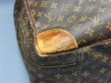 un gros plan d'un sac Louis Vuitton posé sur une table