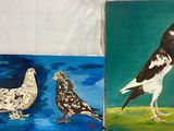 peinture représentant deux oiseaux sur fond bleu et un oiseau blanc et noir sur fond vert