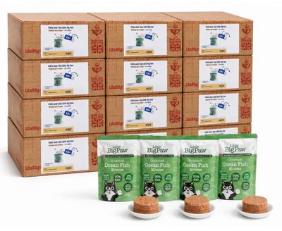 un lot de six boîtes de nourriture pour chat posées sur une table